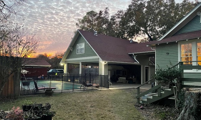 Batesville Appartement | Pool house/Historic district. Private entrance/in Path total solar eclipse