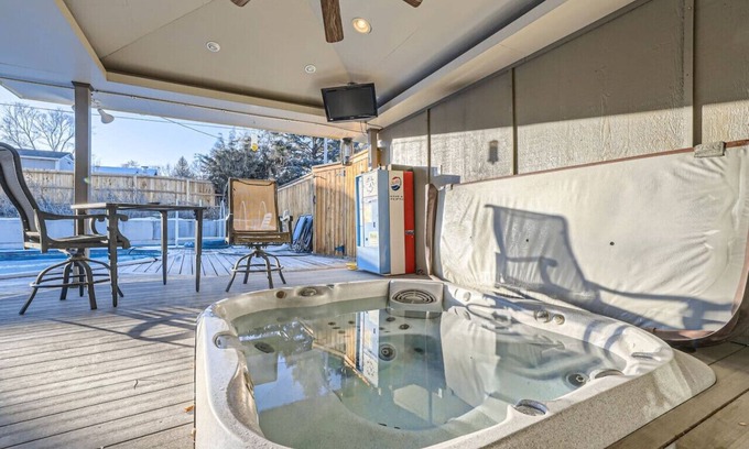 Arvada Maison | Pool I Hot Tub I Guest Suite I Fireplace I Arvada
