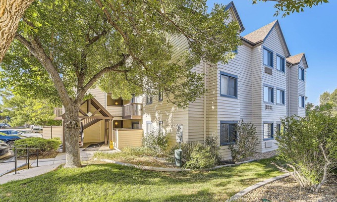 Greenwood Village Appartement | Clean and comfy 2-bed/2-bath apartment in DTC with unique decor & gas fireplace