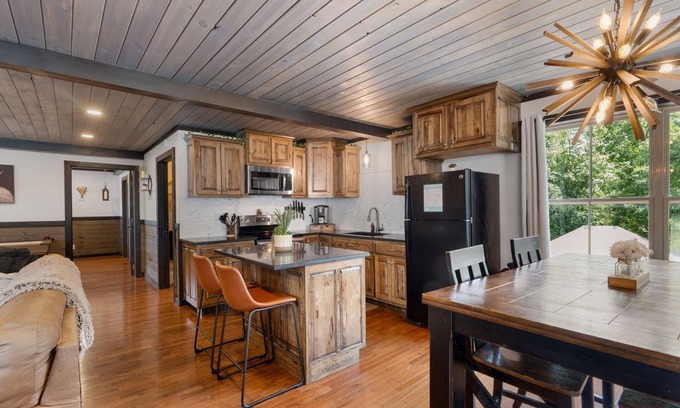 South Pittsburg Cabine | Pool Lodge with amazing views!
