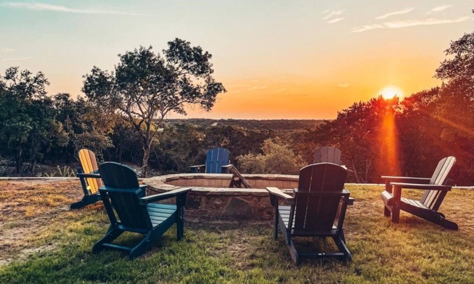 Dripping Springs Maison | Pool & Pickle ball sleeps 28 in the TX hill country