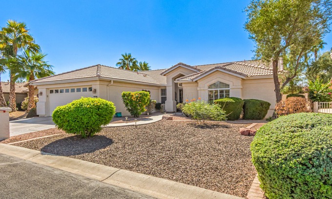 Pebblecreek Maison | Pool & Putting Green with Golf Cart minutes to Golf Courses in Sunny Arizona!