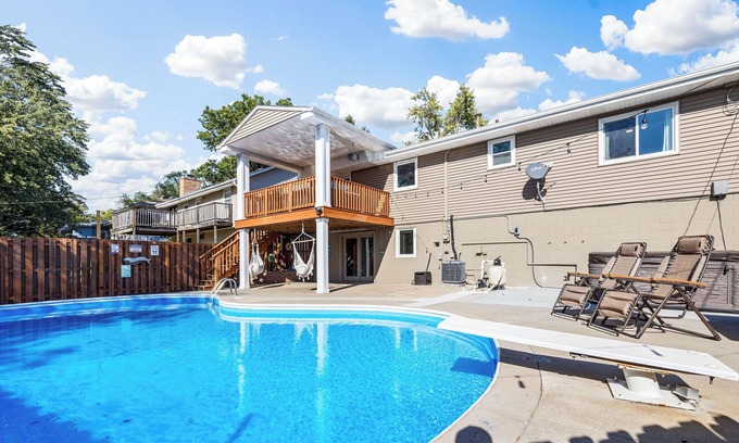 North Central Omaha Maison | Pool, Sauna, Work out area, ping pong, King Bed. So Many Amenities!!!