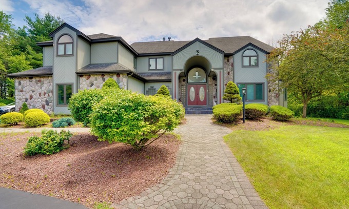 Niskayuna Maison | Pool Table + Deck: Luxury Mansion in Niskayuna!