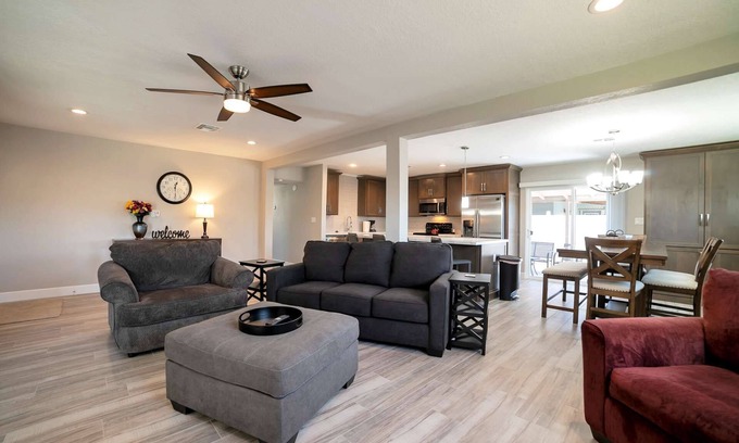 Papago Parkway Maison | GOLF GRATUIT! Dog Friendly! Table de jeu ESPN multi, barbecue, minutes de la vieille ville Scottsdale & Giants Stadium