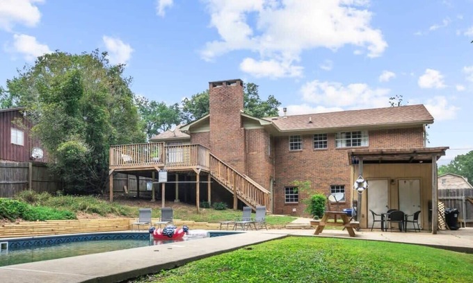 Birmingham Maison | Pool & Two Kitchens! Family Friendly in Forestdale