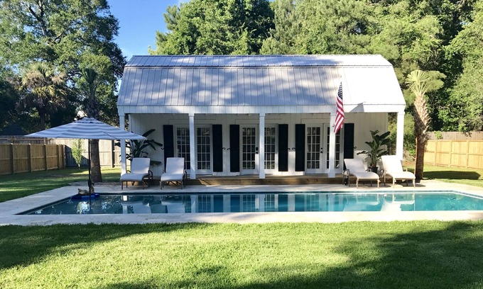 Mount Pleasant Cottage | Cottage Poolhouse Breezy