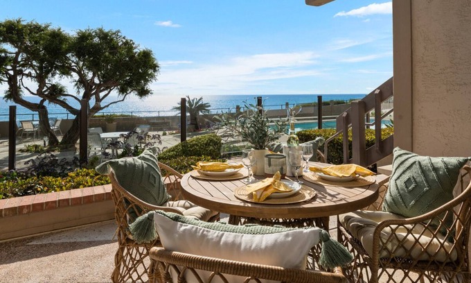 Solana Beach Copropriété | Poolside and Beachfront Remodeled Close to Everything!