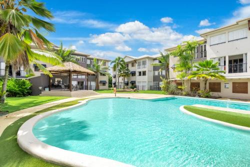 Manoora Appartement | 'Poolside at Whitfield Waters' Resort-style Retreat