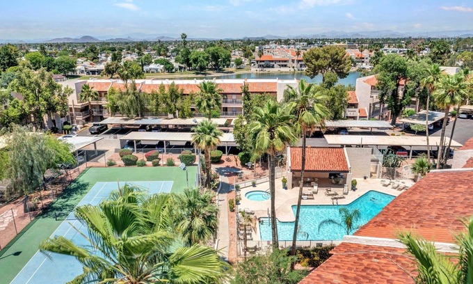 Desert Shores Appartement | Poolside Luxury, Ground Level, 3 Bedroom Condo