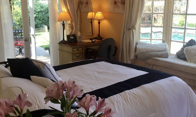 Northridge Appartement | Poolside Oasis King /Parking/Netflex/ BBQ/Spa/Laundry 1 Acre Gated Estate !!