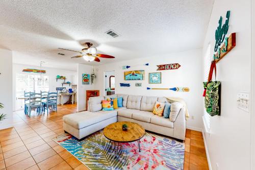 Navarre Maison | Poolside Palms Paradise