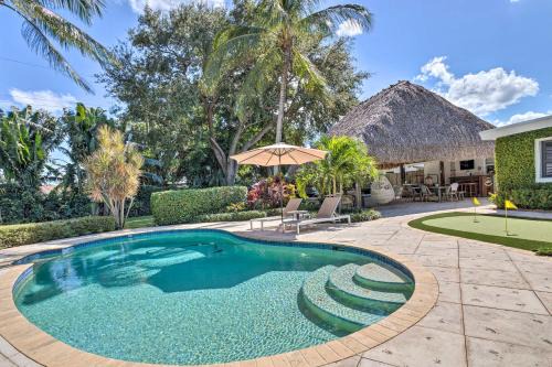 Florida North Atlantic Coast Maison | Poolside Paradise with Tropical Hut in Palm Beach