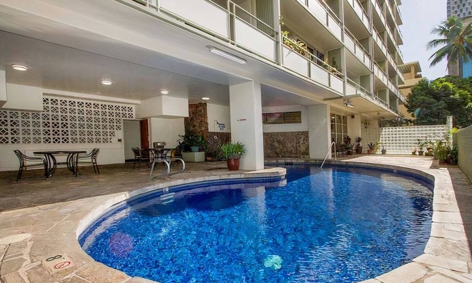 Waikiki Appartement | Poolside Waikiki Retreat w/ AC, surfboard storage, walking distance to beach!