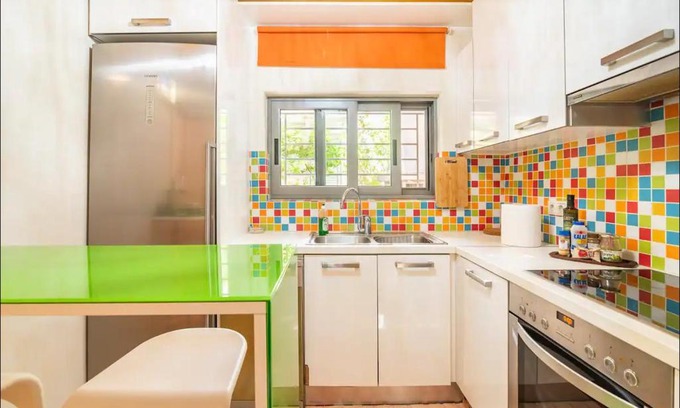 Galatsi Appartement | Pop Art Home - Experience Local Vibes
