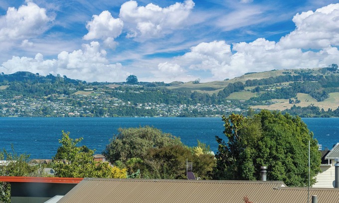Richmond Heights Maison | Poppy's Bach - Lake Taupo Holiday Home