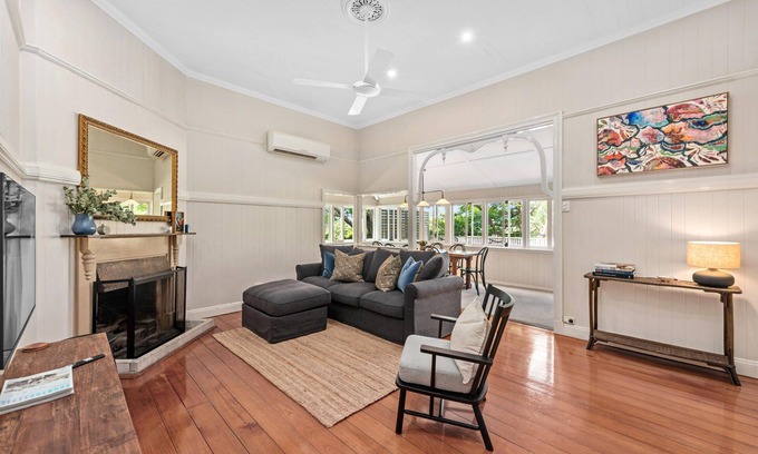 Bardon Maison | Poppy's Place! 4Bed/1Bath/2Car/Views/House ~ Bardon