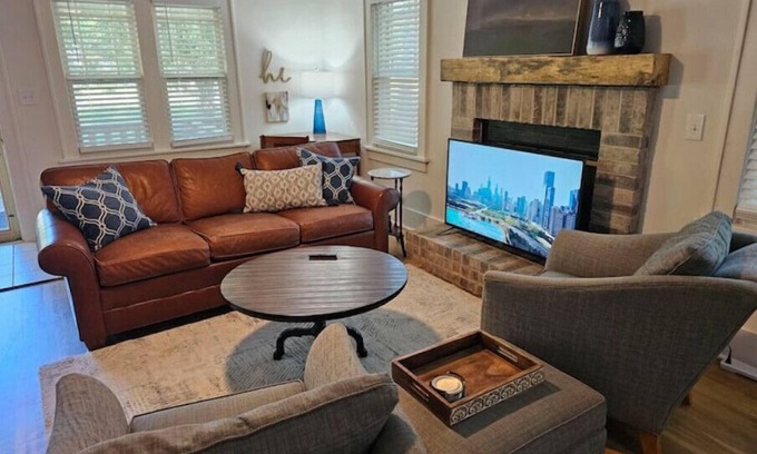Springfield Maison | Porch Swing Place - Newly Renovated Charm