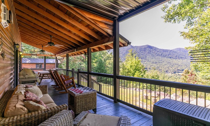Frank Cabine | Porridge Pot - Log cabin with hot tub and arcade near Marion and Banner Elk!