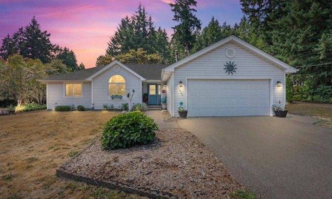 East Port Orchard Maison | Port Orchard Oasis Retreat w/ Hot Tub & Game Room!
