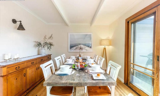 Nelson Bay Maison | Port Stephens Home walk to the Beach and Town Centre