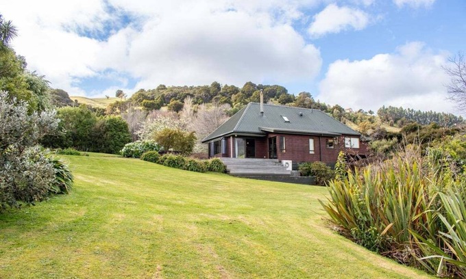 Akaroa Maison | Port Watch – Relaxed Kiwi Bach Over Akaroa Harbour
