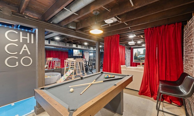 Chicago Maison | Portage Park /Theater/Deck/Game Room/Gym/Arcade