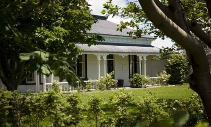 Martinborough Maison | Porters Vineyard . Great location on Kitchener Street, A short walk to town.