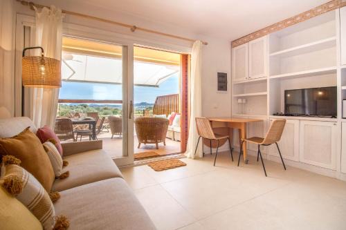 Portisco Appartement | Portisco Bouganville Seaside Charm Flat W/Veranda