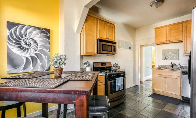 Newlands Appartement | Portland Place 1- 5min walk→PearlSt | 1000mbps | 55"TV | King | W/D