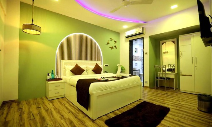 Kandivali East Villa | Posh 4.5 Bedroom villa with terrace and pool