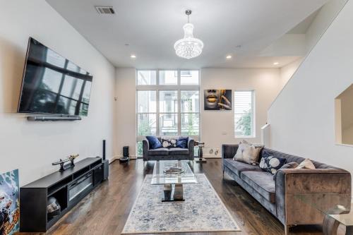 Spring Branch East Maison | Posh Italian home with a rooftop terrace!