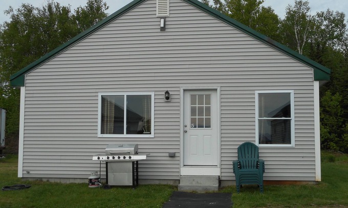 Shirley Cabine | Post and beam cabin with queen size and bunk