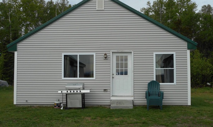 Shirley Cabine | Post and beam cabin with king and bunk