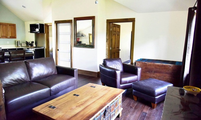 Sunnyside Cottage | Potter Highlands -Guest House, Urban Oasis: Heart of Denver, walkable, sleeps 8