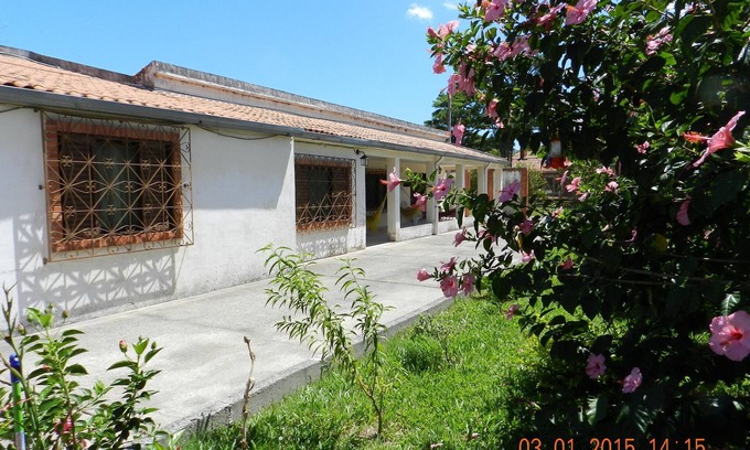 Laranjal Maison | Pousada das Rosas à deux pâtés de maisons de la plage