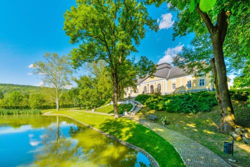 Alsopeteny Maison | Prónay-kastély