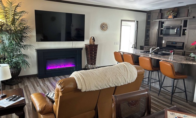 Galloway Cabine | Praire house Cozy cabin romantic on suite Jacuzzi tub Walk-in rainfall shower