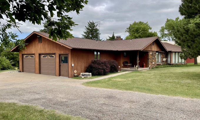 Ellsworth Maison | Prairie View Lodge