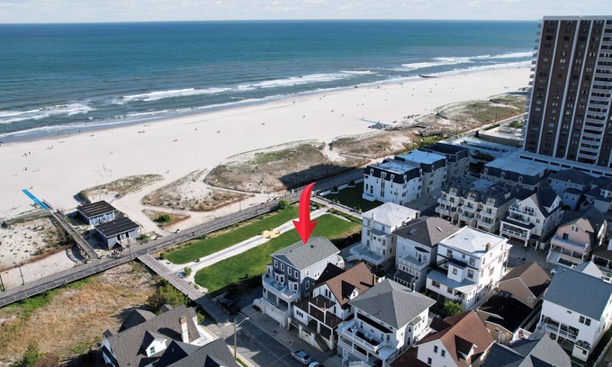 Atlantic City Maison | Premier beachfront “Beach Pad” - 9 bdrms/ 15 bed