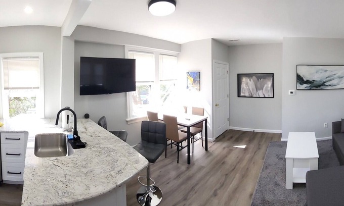 Runnemede Maison | Premium 2 BR House w/Office 15 Min to Center City Surrounded by Hospitals
