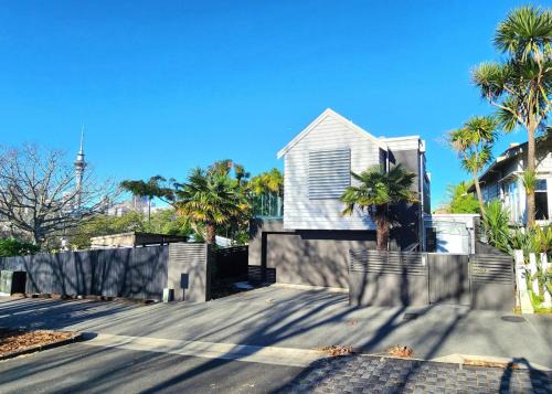 Freemans Bay Maison | Premium Abode with Plunge Pool steps to Ponsonby