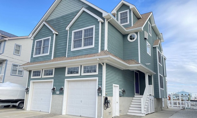 Sea Isle City Maison | Propriété Premium 44th Place Bayfront avec cale de bateau (pas de groupes / famille uniquement)