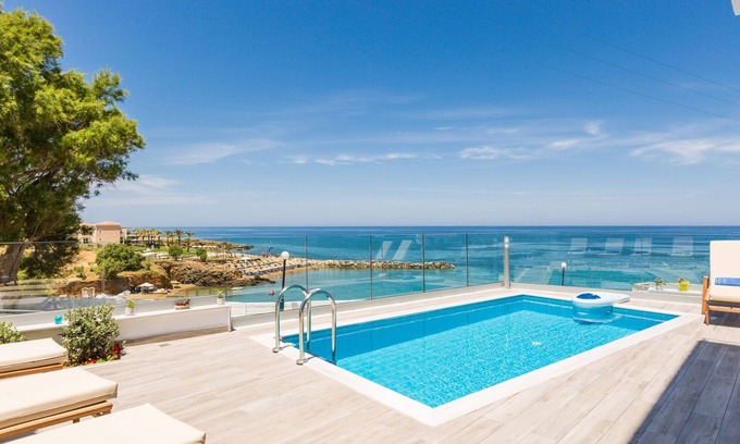 Panormos Villa | Villa Premium en bord de mer avec piscine privée et vue panoramique sur la mer sous tous les angles