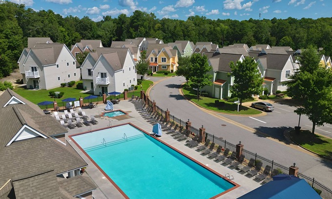 Lackey Station Balnéaire | Premium Escape w/Garden Tub & Deck in Williamsburg Gated Community | 4 Units