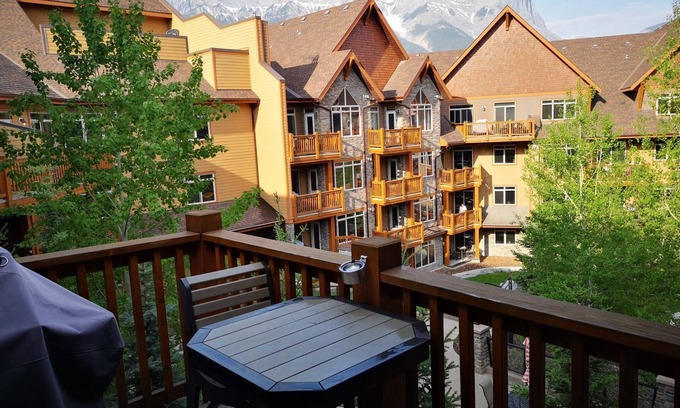 Canmore Station Balnéaire | Premium Mountain View! Luxurious 2 Bed Condo at Stoneridge Mountain Resort