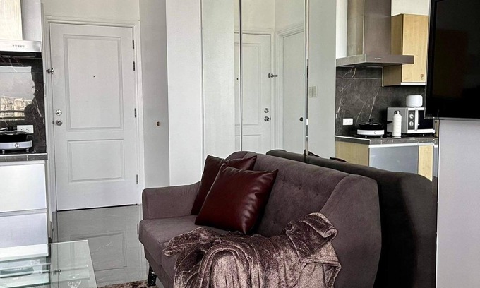 Downtown Hôtel | Premium Suite with Balcony at The Gramercy Makati Manila