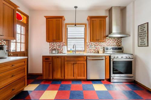Goose Hollow Maison | Preserved 1907 Classic 2BR - 92 WalkScore