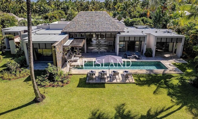 Grand River South East Maison | Prestigious 4-bedroom en-suite villa on the Golf d'Anahita