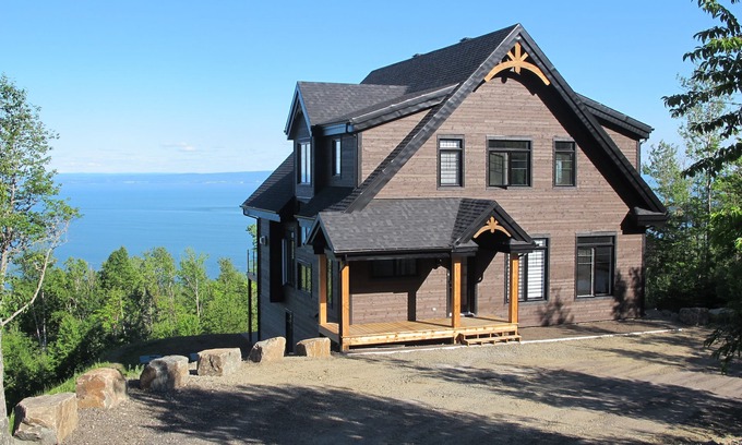 Saint-Joseph-de-la-Rive Maison | Prestigieux chalet 5 chambres offrant une vue imprenable sur le St-Laurent